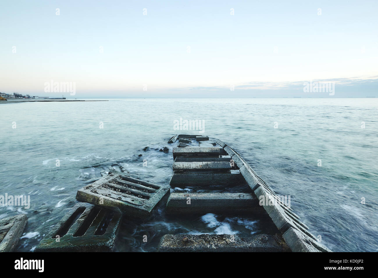 Betonplatten des verfallenen Pier im Meer, Odessa, Odessa, Ukraine, Europa Stockfoto