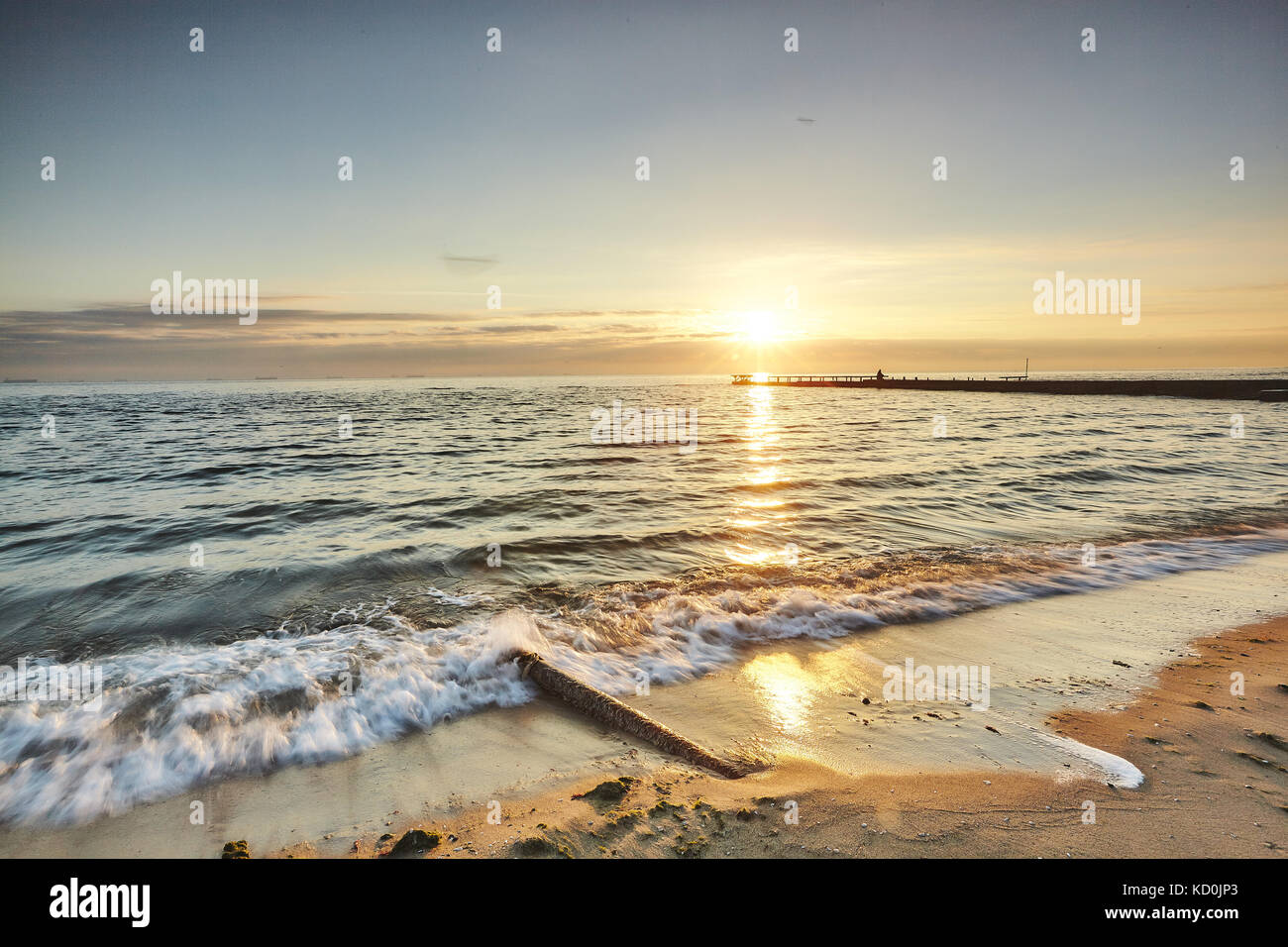 Wellen am Strand bei Sonnenuntergang, Odessa, Odessa, Ukraine, Europa Stockfoto