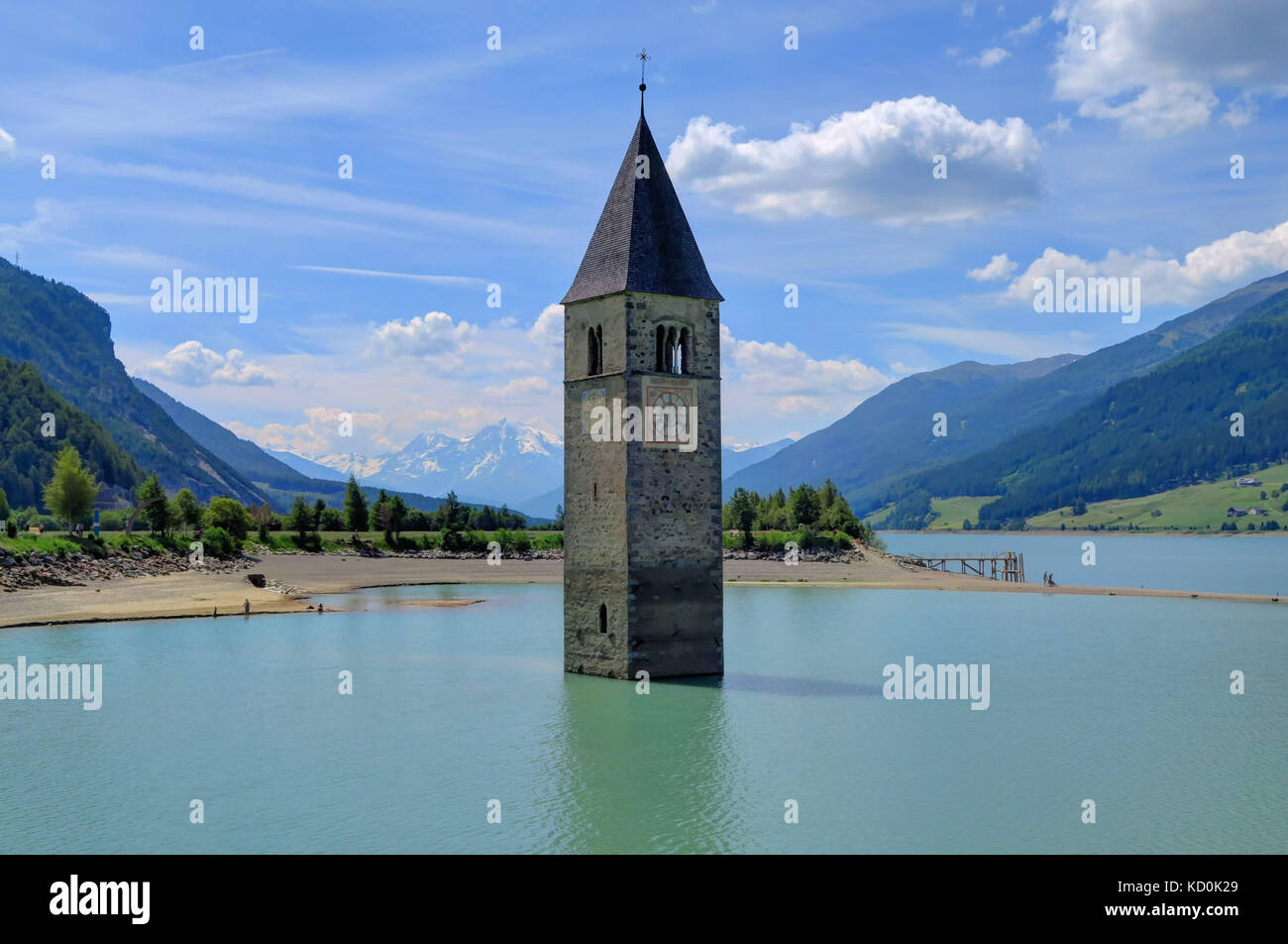 See reschensee in Südtirol, Italien, in der Nähe von Österreich und der Schweiz. Stockfoto