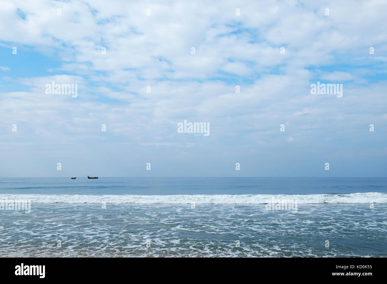 Indischen Ozean bei ruhigem Wetter mit Wolken und kleine Boote auf einen Horizont Stockfoto
