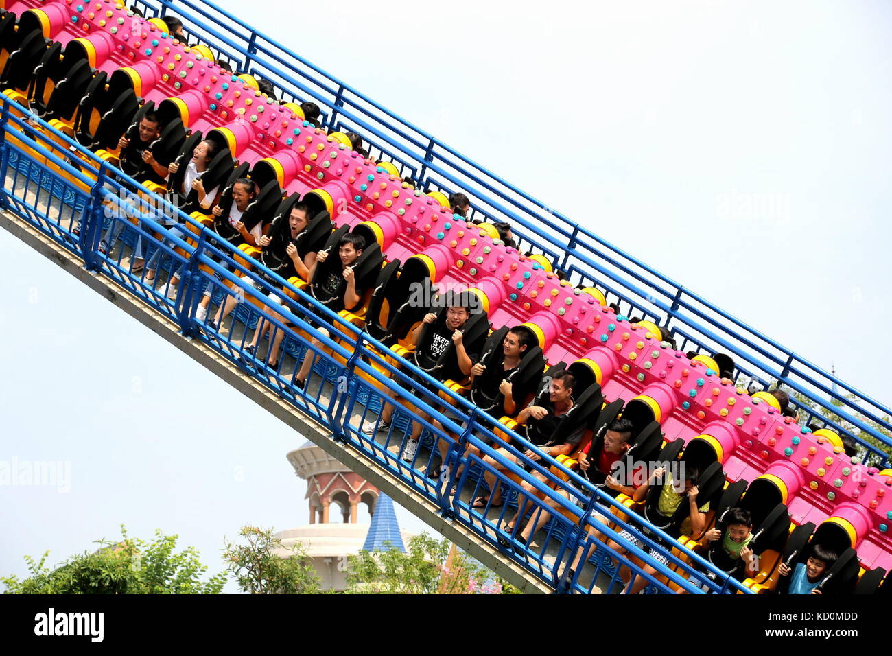 Guilin, Chinas autonome Region Guangxi Zhuang. Oktober 2017. Touristen genießen sich in einem Freizeitpark in Liuzhou, Südchinas Autonomous Region Guangxi Zhuang, 4. Oktober 2017. China war Zeuge von mehr als 710 Millionen touristischen Reisen während des achttägigen Nationalfeiertags und der Mitte-Herbstfeiertage, die nach Angaben der National Tourism Administration bis zu 590 Milliarden Yuan (88,68 Milliarden US-Dollar) an Tourismuseinnahmen erreichten. Quelle: Wang Zichuang/Xinhua/Alamy Live News Stockfoto