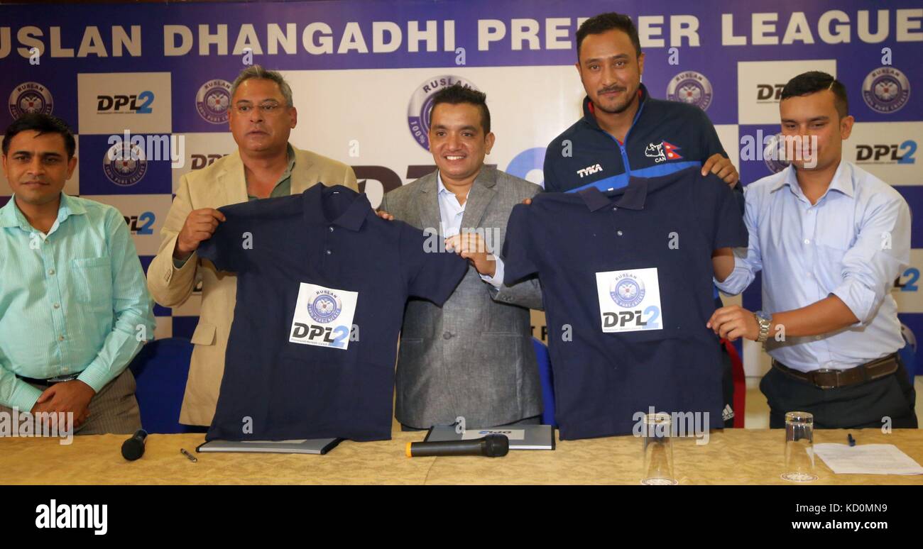 Kathmandu, Nepal. Oktober 2017. Paras Khadka (2. R), Kapitän des National Cricket Teams, Subash Shahi(C), Vorsitzender der Dhangadi Cricket Academy und Shree Harsha Shumsher Rana (2. L), Präsident der Bijay Distillery, enthüllen die Trikots des Ruslan DPL-2 Cricket Turniers in Kathmandu, Nepal, 8. Oktober 2017. Nepal wird im Januar 2018 das zweite Cricket-Turnier Dhangadi Premiere League (DPL) in Dhangadi, dem Herzen der Entwicklungsregion im Fernen Westen des Landes, ausrichten. Quelle: Sunil Sharma/Xinhua/Alamy Live News Stockfoto