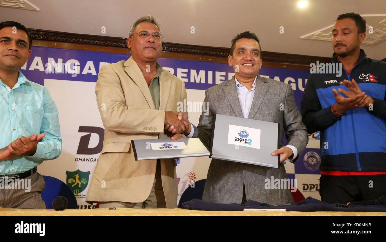 Kathmandu, Nepal. Oktober 2017. Subash Shahi (2. R), Vorsitzender der Dhangadi Cricket Academy, und Shree Harsha Shumsher Rana (2. L), Präsident der Bijay Distillery, tauschen Dokumente aus, um das Ruslan DPL-2 Cricket Turnier in Kathmandu, Nepal, am 8. Oktober 2017 zu organisieren. Nepal wird im Januar 2018 das zweite Cricket-Turnier Dhangadi Premiere League (DPL) in Dhangadi, dem Herzen der Entwicklungsregion im Fernen Westen des Landes, ausrichten. Quelle: Sunil Sharma/Xinhua/Alamy Live News Stockfoto