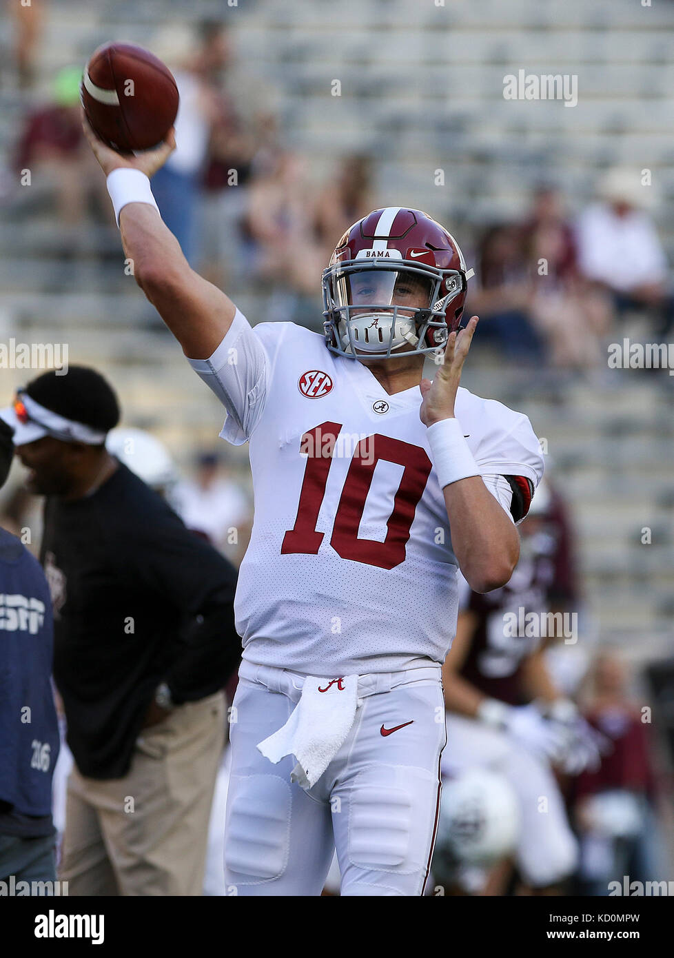 Oktober 6 2017 Alabama Crimson Tide Quarterback Mac Jones 10 Wahrend Der Ncaa Football Spiel Zwischen Der Alabama Crimson Tide Und Der Texas A M Aggies Am Kyle Feld In College Station Tx