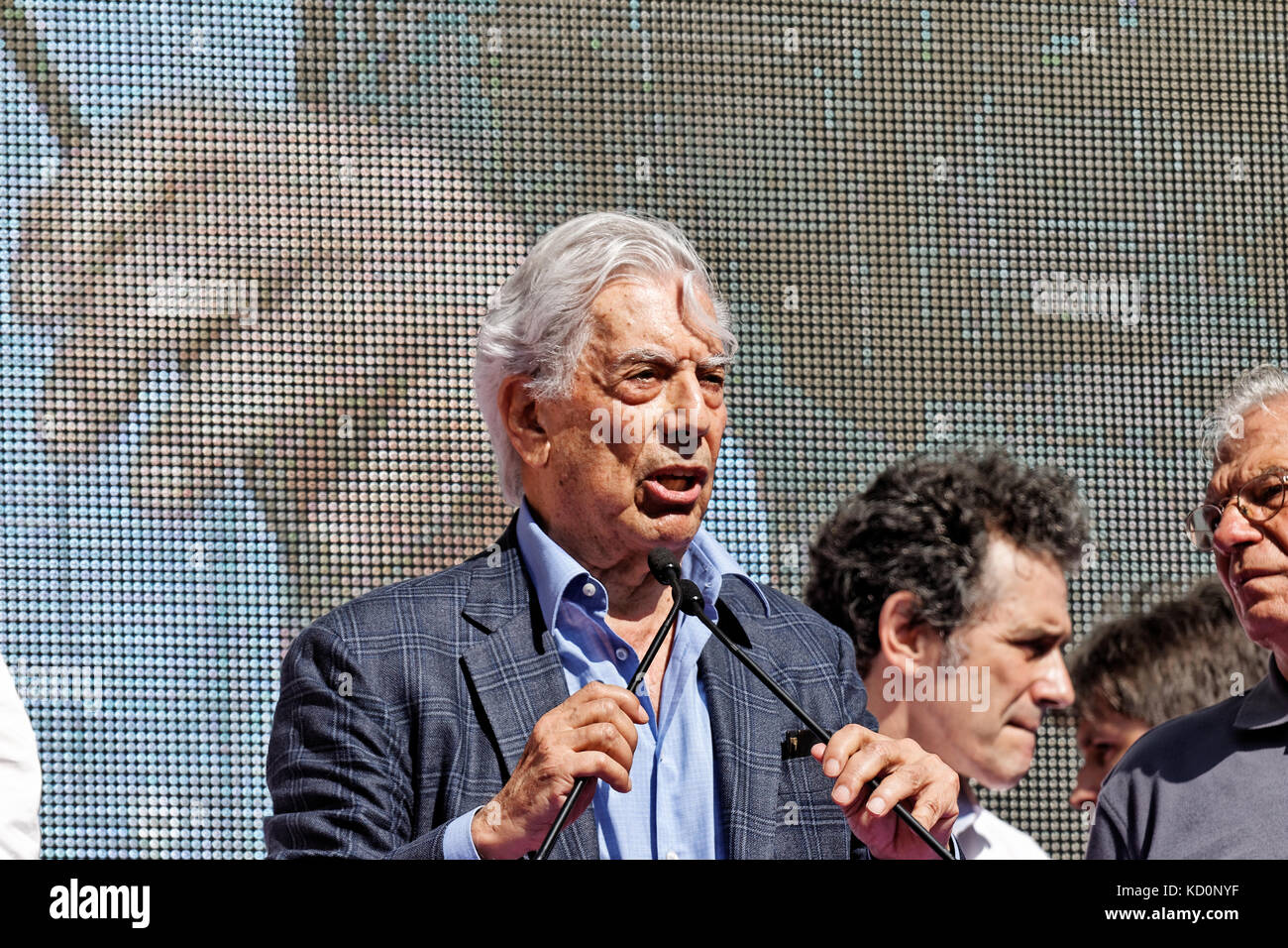 Barcelona, Katalonien, Spanien. 08. Oktober 2017. Mario Vargas Llosa, eine peruanische Schriftsteller, College Professor und Nobelpreisträger für Literatur, eine Rede bei der Demonstration gegen die Unabhängigkeit. VIP-Persönlichkeiten, wie Josep Borell und Mario Vargas Llosa, Xavier Garcia Albiol, Ines Arrimadas und Albert Rivera im Akt der anti-unabhängigkeit Demonstration in Barcelona. Karl Burkhof/Alamy leben Nachrichten Stockfoto