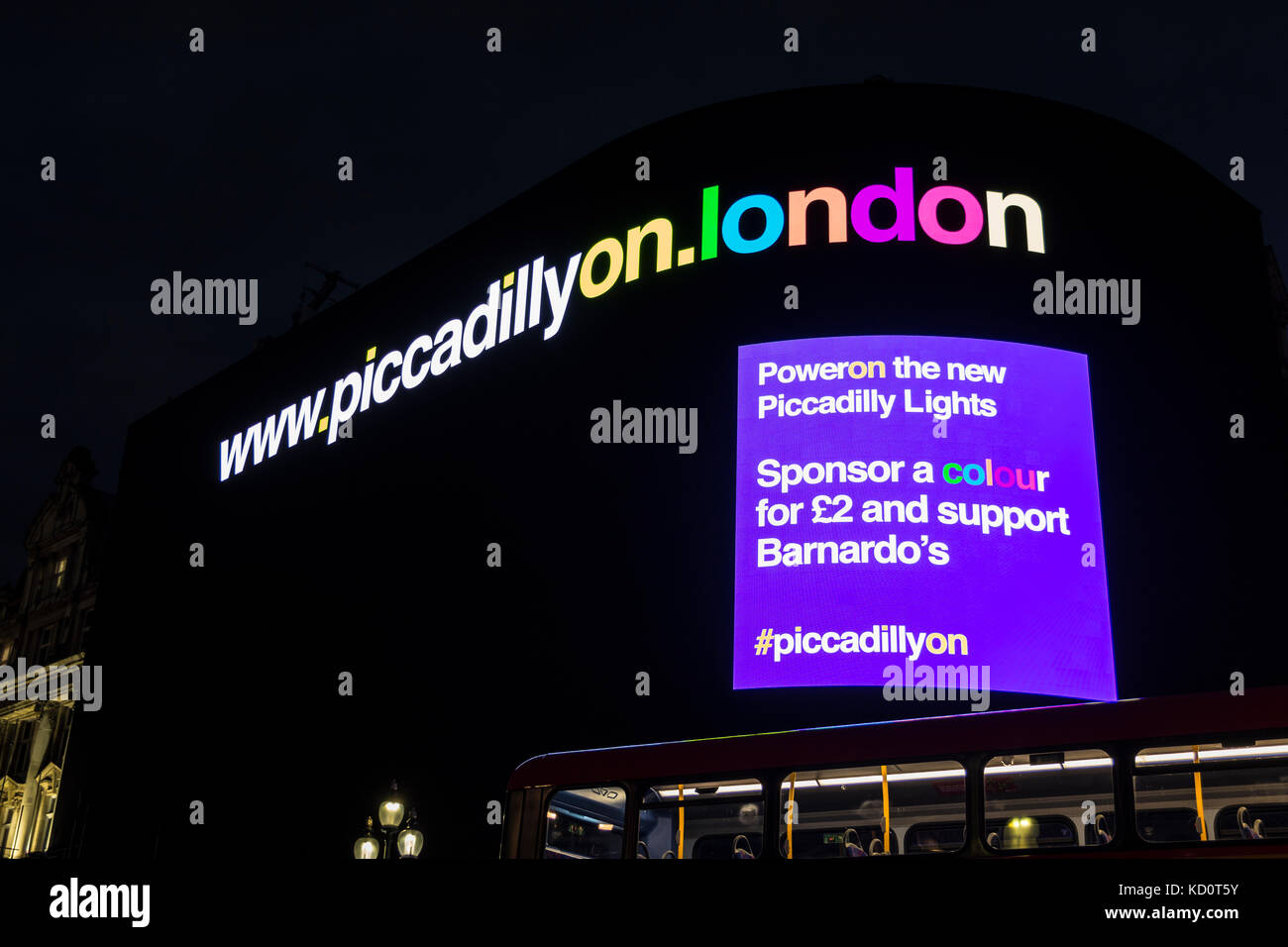 London, England, UK. 08 Okt, 2017. Piccadilly Lichter - nach neun Monaten der Dunkelheit prominentesten ad board Londons ist wieder beleuchtet, nach einem High tech Sanierung, als Teil eines Relaunch entworfen, um Geld für die Nächstenliebe Bernardo's zu erhöhen. Credit: Benjamin John/Alamy leben Nachrichten Stockfoto