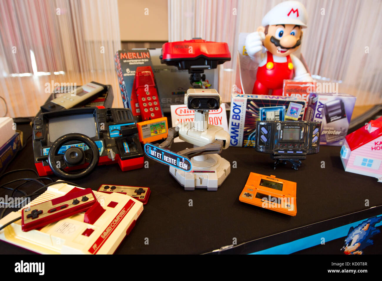 Menton, Frankreich. Oktober 2017. Menton, Frankreich - 08. Oktober 2017: Casino Barriere Menton, Nintendo und Atari Videospielkassetten und Controller der Retro Gaming Association Entre Huit et Trente Deux | Nutzung weltweit Credit: dpa/Alamy Live News Stockfoto