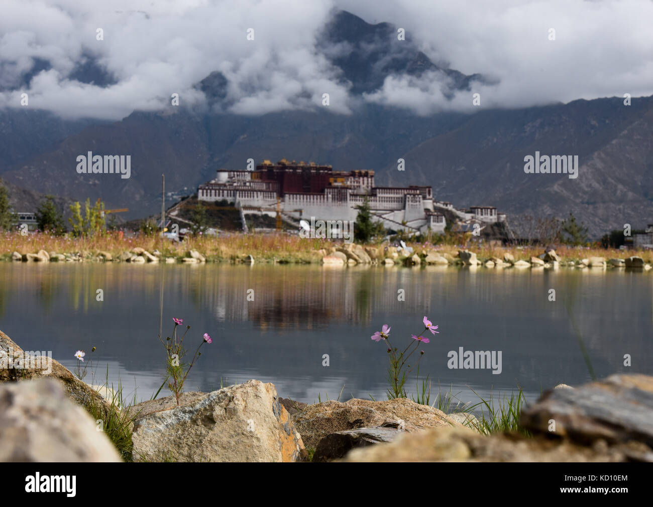 Lhasa. 1. Okt, 2017. Foto auf okt. 1, 2017 zeigt die Landschaft in nanshan Park in der Nähe der Potala Palast in Lhasa, Hauptstadt der Südwesten Chinas Tibet autonomen Region. Credit: purbu zhaxi/Xinhua/alamy leben Nachrichten Stockfoto