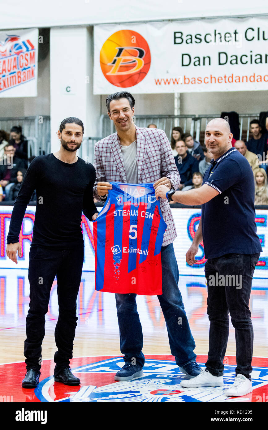 Bukarest, Rumänien 8. Oktober 2017 Virgil Stanescu - Präsident (CSM Steaua Bukarest) gratuliert dem ehemaligen Steaua-Spieler Mihai Paul (links) für seinen Rücktritt aus der Basketballkarriere vor dem Beginn des Spiels LNBM - Men's National Basketball League zwischen CSM Steaua Bukarest und CS Dinamo Bukarest im Sala Regimentul de Garda 'Mihai Viteazul', Bukarest, Rumänien ROU. Copyright: Cronos/Catalin Soare Credit: Cronos/Alamy Live News Stockfoto