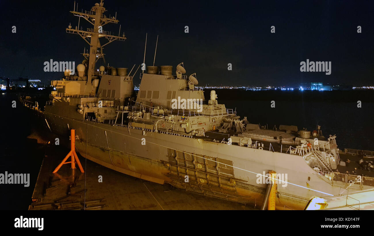 Der Arleigh-burke-Klasse Lenkwaffen-zerstörer USS John S. McCain (DDG56) auf Heavy lift Verkehr MV Schatz, Okt. 06 geladen wird. Stockfoto