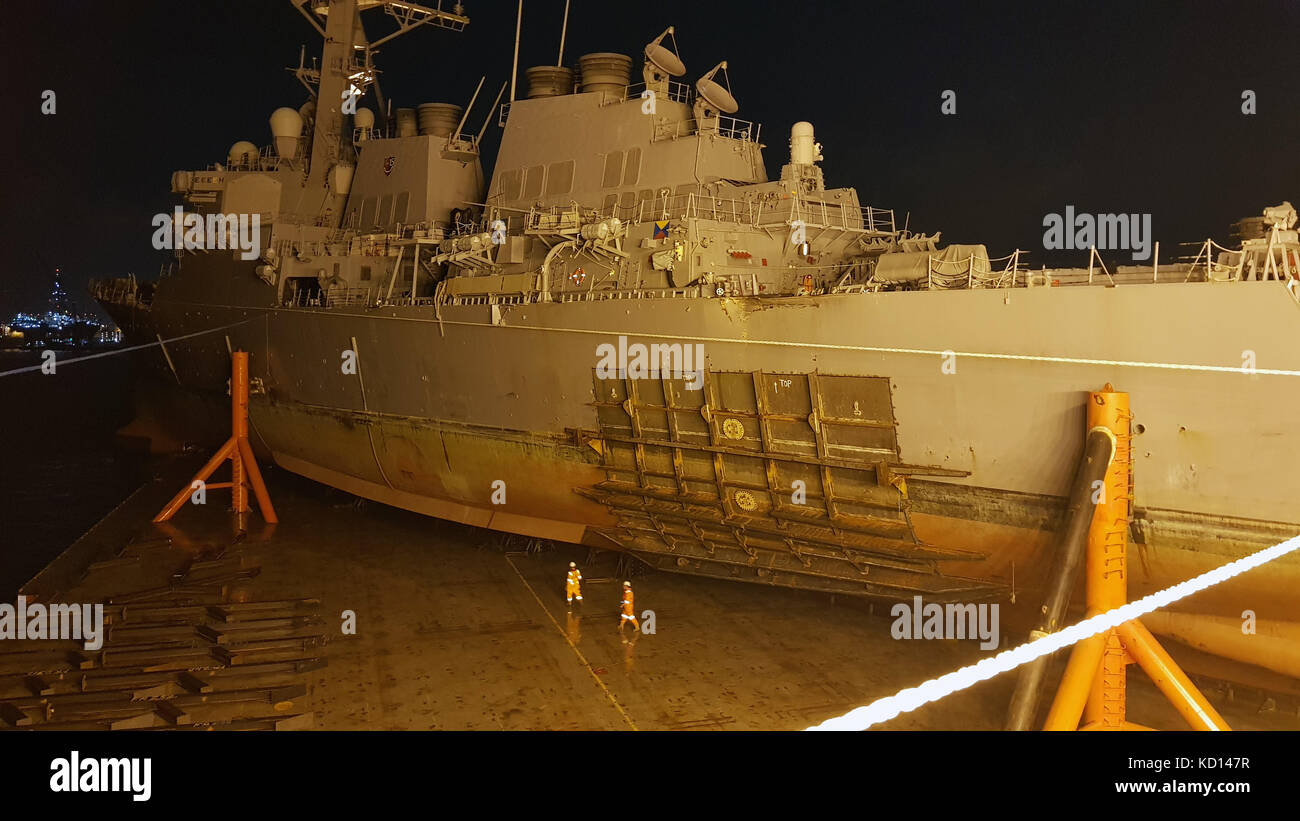 Der Arleigh-burke-Klasse Lenkwaffen-zerstörer USS John S. McCain (DDG56) auf Heavy lift Verkehr MV Schatz, Okt. 06 geladen wird. Stockfoto