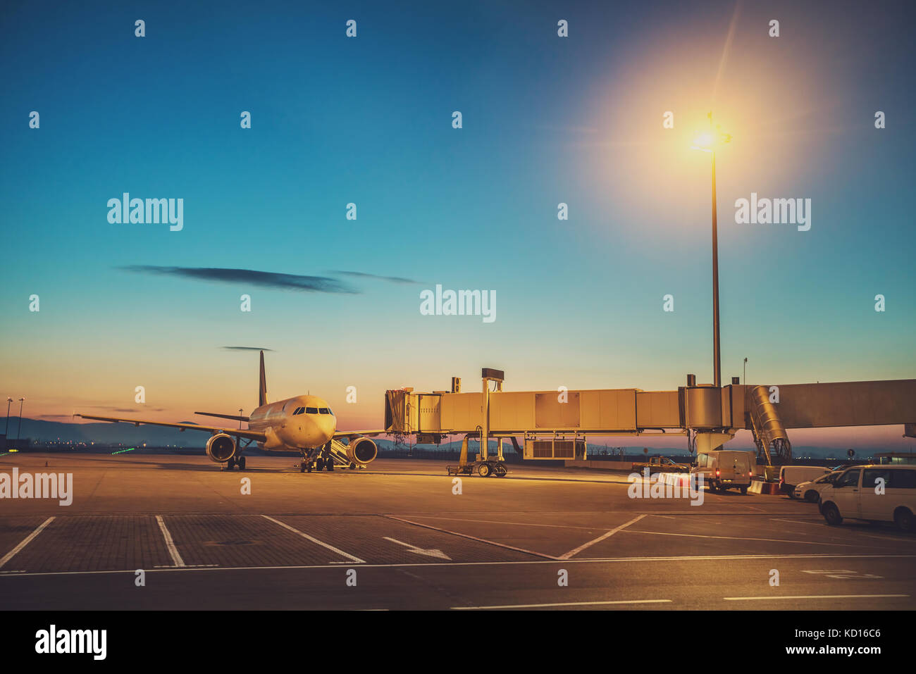 Flugzeug warten auf Abflug im Flughafen. Stockfoto