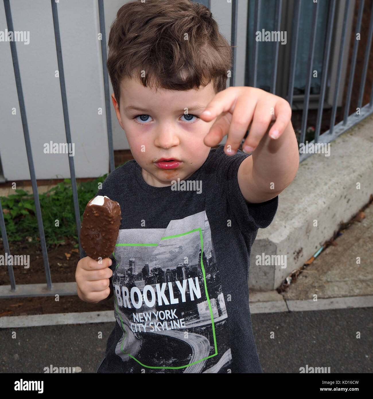 Kinder Eis essen Stockfoto