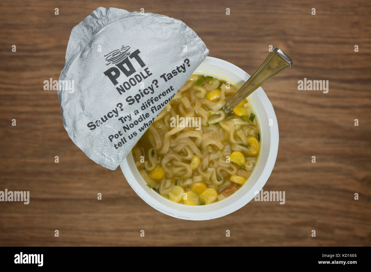 Eine Ansicht von einem Pot Noodle (Huhn und Champignons Aroma) in den Prozess der mit kochendem Wasser (nur redaktionelle Nutzung) vorbereitet. Stockfoto
