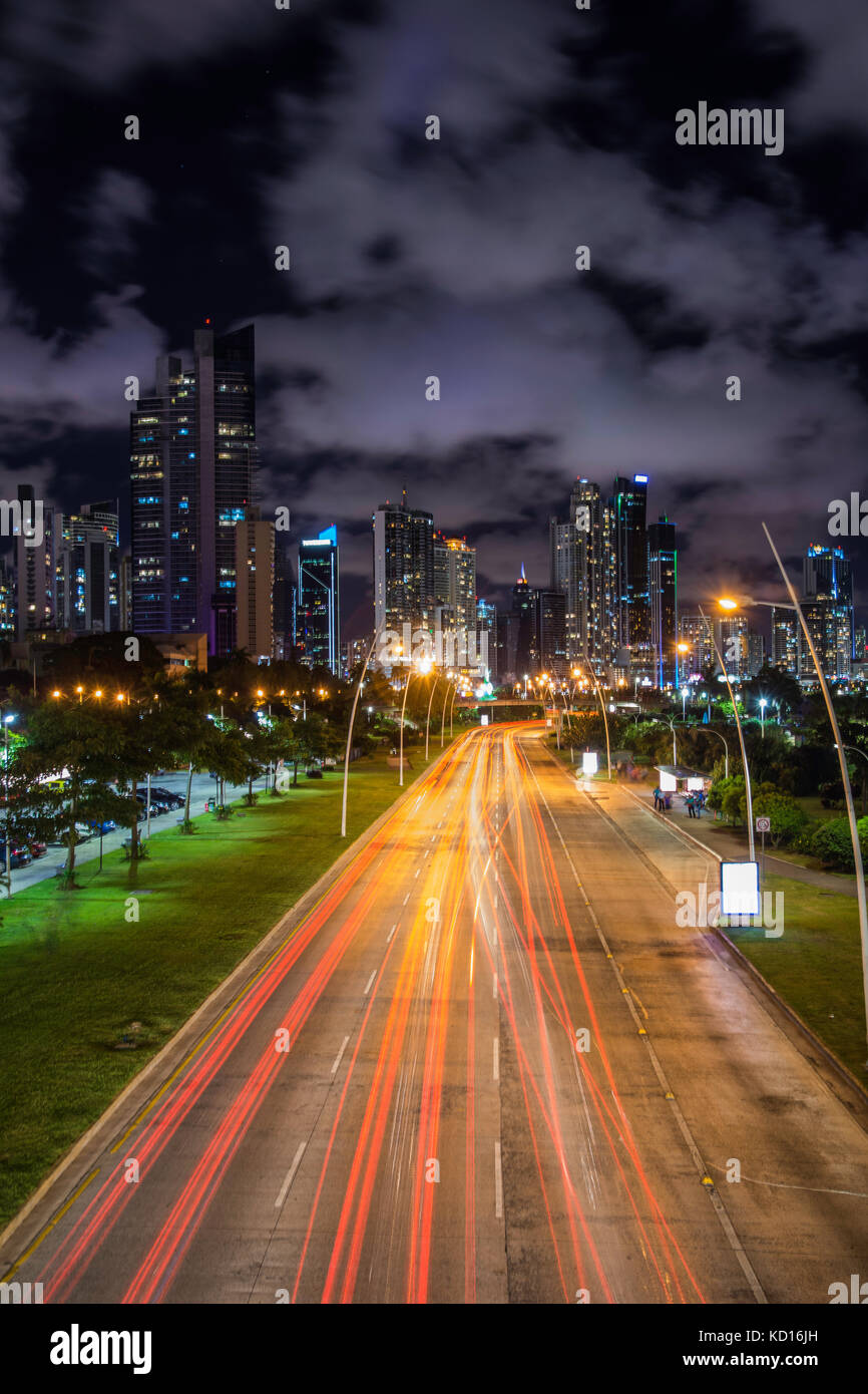 Traffic rush hour und Wolkenkratzer von Cinta Costera bayside Straße am Panama City gesehen Stockfoto