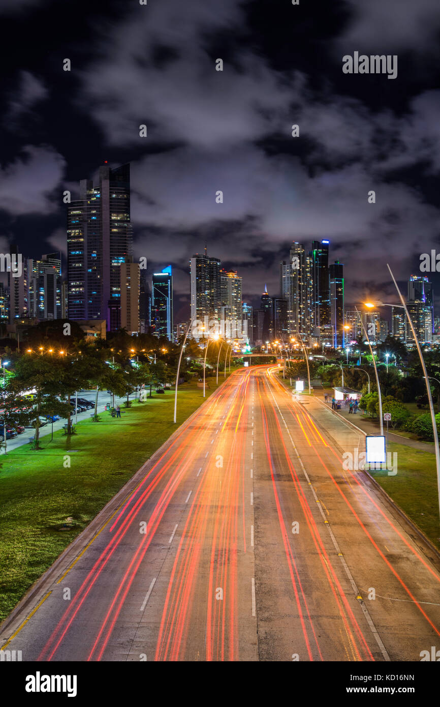 Traffic rush hour und Wolkenkratzer von Cinta Costera bayside Straße am Panama City gesehen Stockfoto