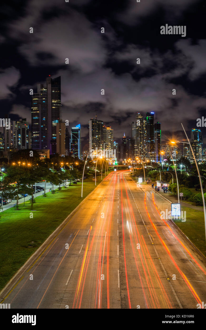 Traffic rush hour und Wolkenkratzer von Cinta Costera bayside Straße am Panama City gesehen Stockfoto