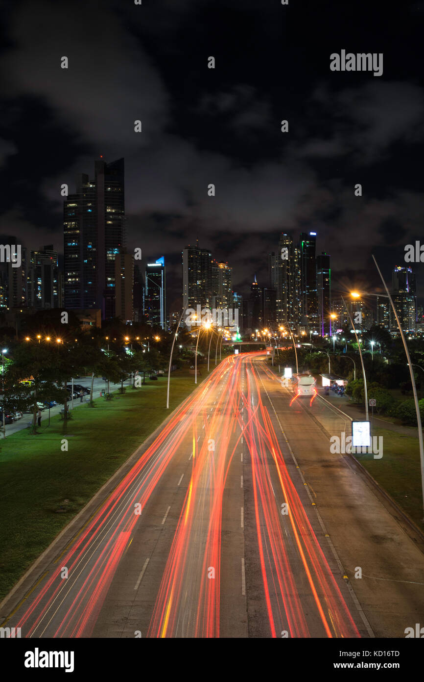 Traffic rush hour und Wolkenkratzer von Cinta Costera bayside Straße am Panama City gesehen Stockfoto