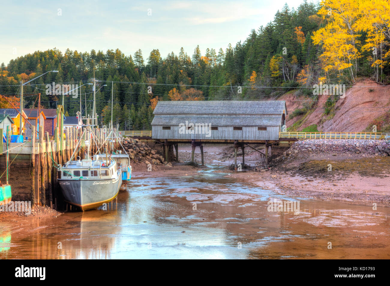 Fischerboote und überdachte Brücke bei Ebbe, Bucht von Fundy, st. martin, New Brunswick, Kanada Stockfoto
