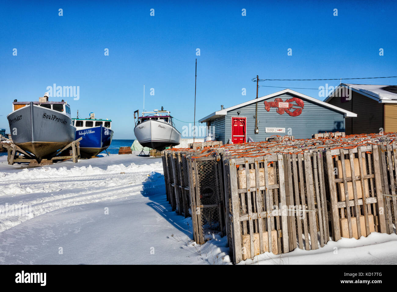 Hummer fallen und Fischerboot, glace Bay Harbour, Cape Breton, Nova Scotia, Kanada Stockfoto