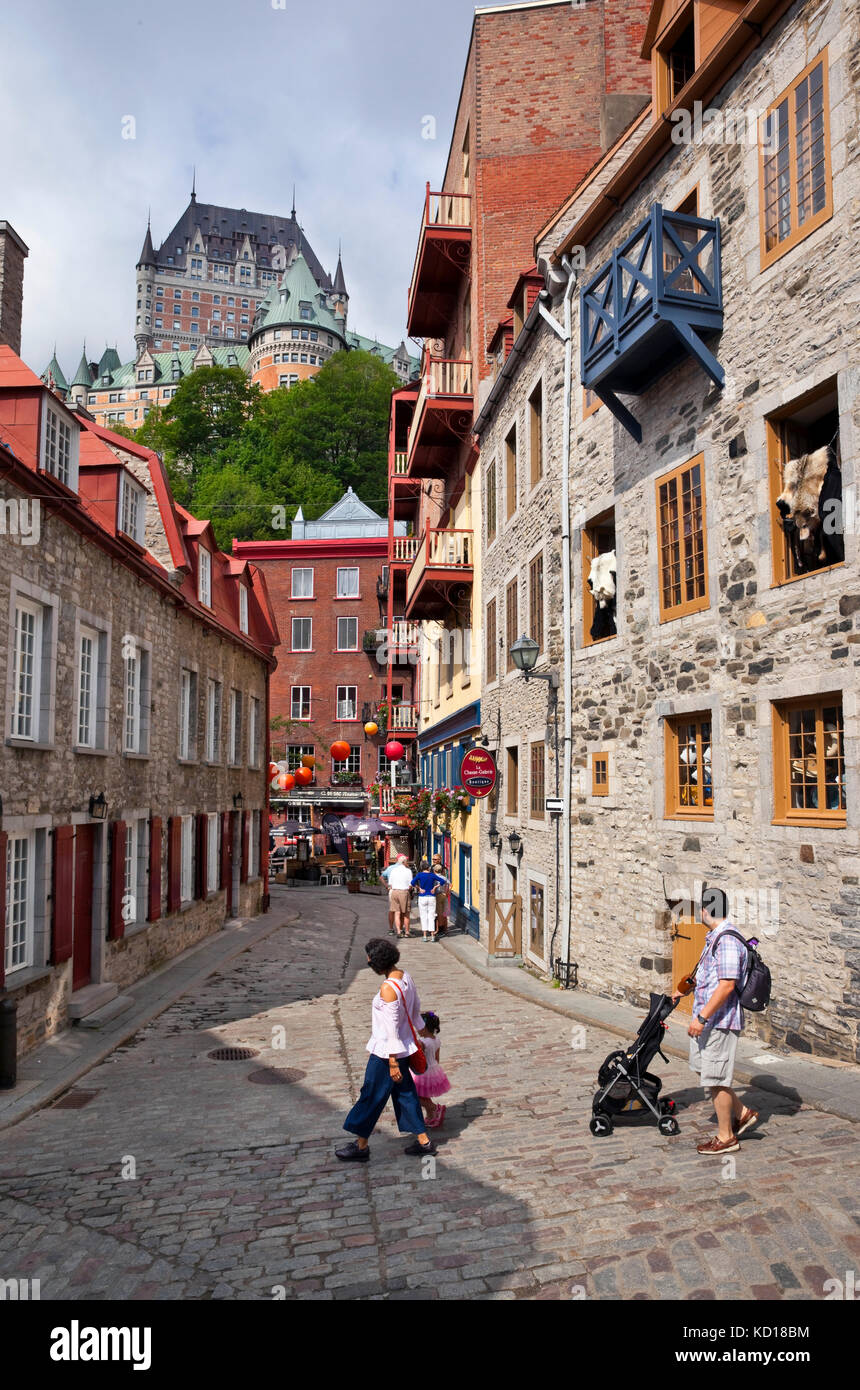 Rue du Cul De Sac in der unteren Stadt (Basse Ville) der Altstadt von Quebec City. Überragt, ist das Chateau Frontenac, Quebec City, Quebec, Kanada Stockfoto