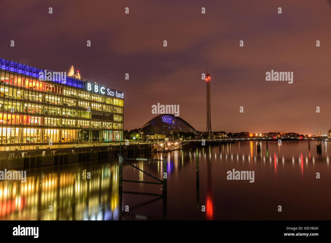 GLASGOW, SCHOTTLAND - 15. AUGUST 2017 - Nachtlichter reflektieren in Glasgow City in der Nähe des Hauptquartiers von BBC Scotland. Stockfoto