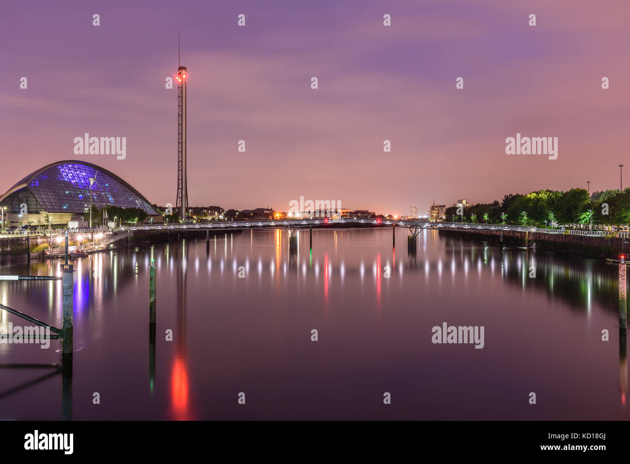 GLASGOW, Schottland - 15. August 2017 - Nachtlichter Reflexion in den Fluss von Glasgow. Stockfoto