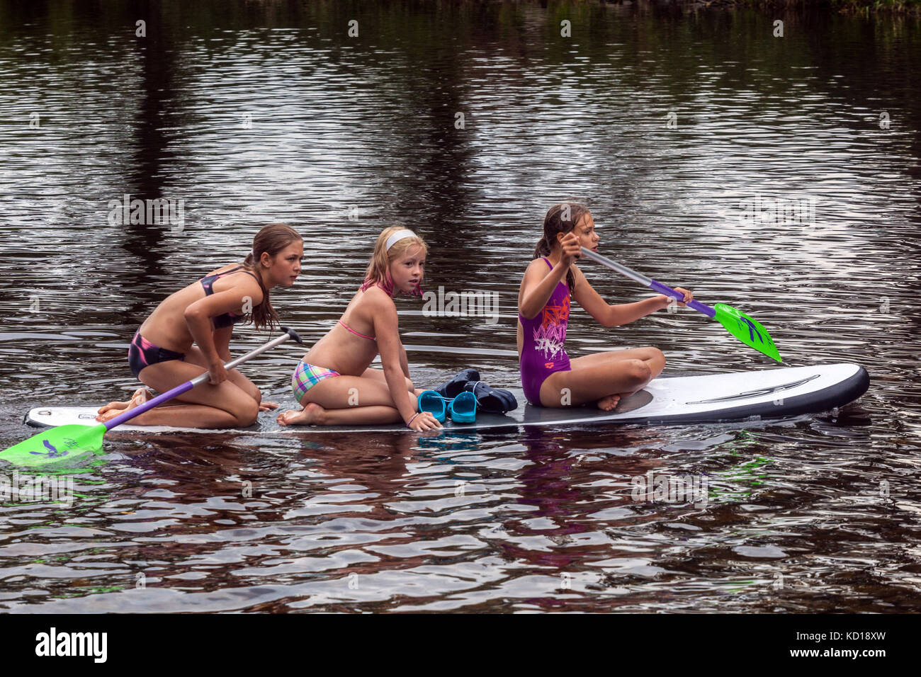Drei Mädchen, Paddelboarding, Fluss Otava, Urlaub im Sommer, Tschechische Republik Teenager Fluss Stockfoto
