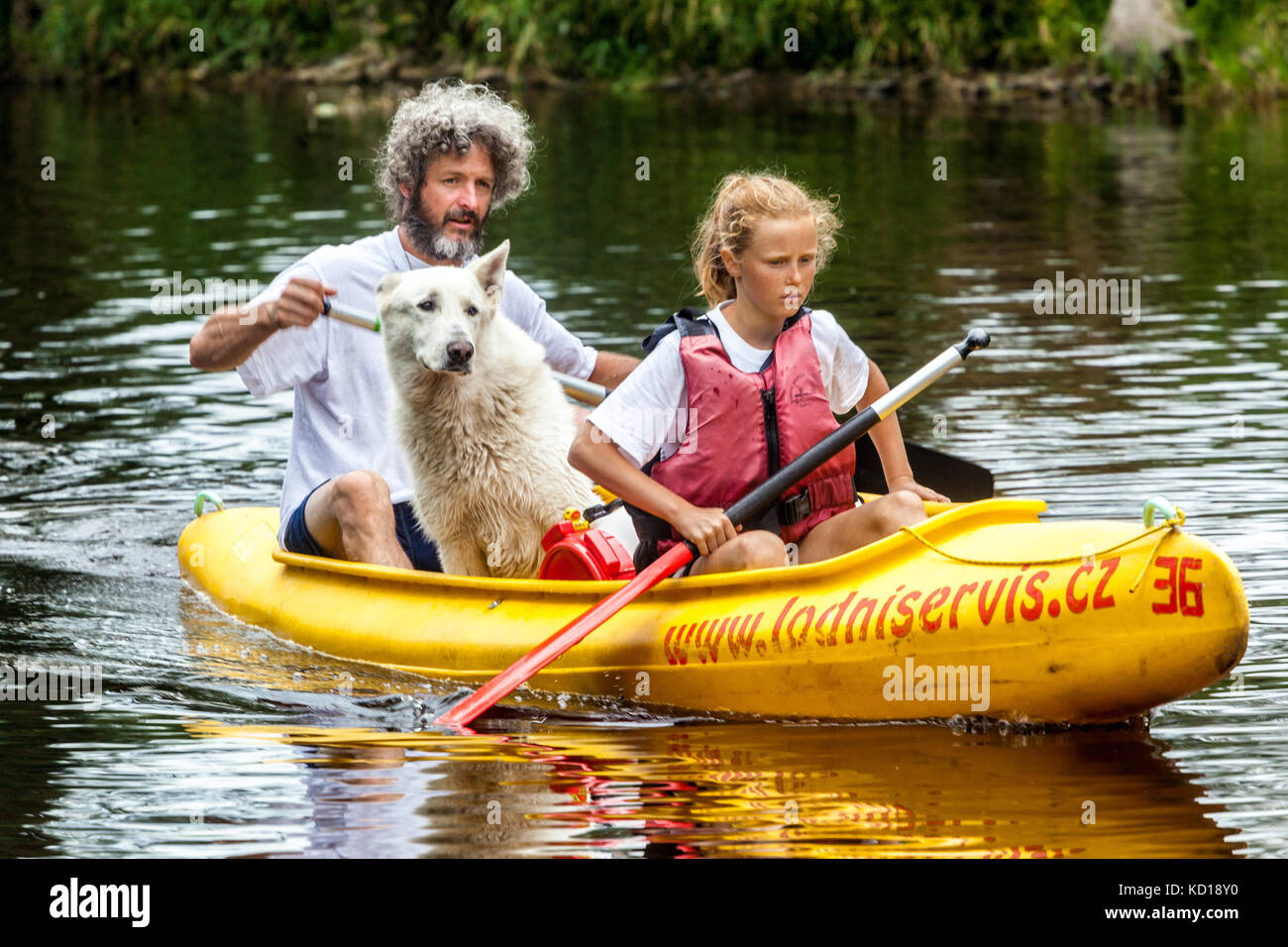 Kanufahren, Familie, Vater, Tochter und Hund auf dem Fluss Otava, Sommerurlaub, Tschechische Republik Stockfoto