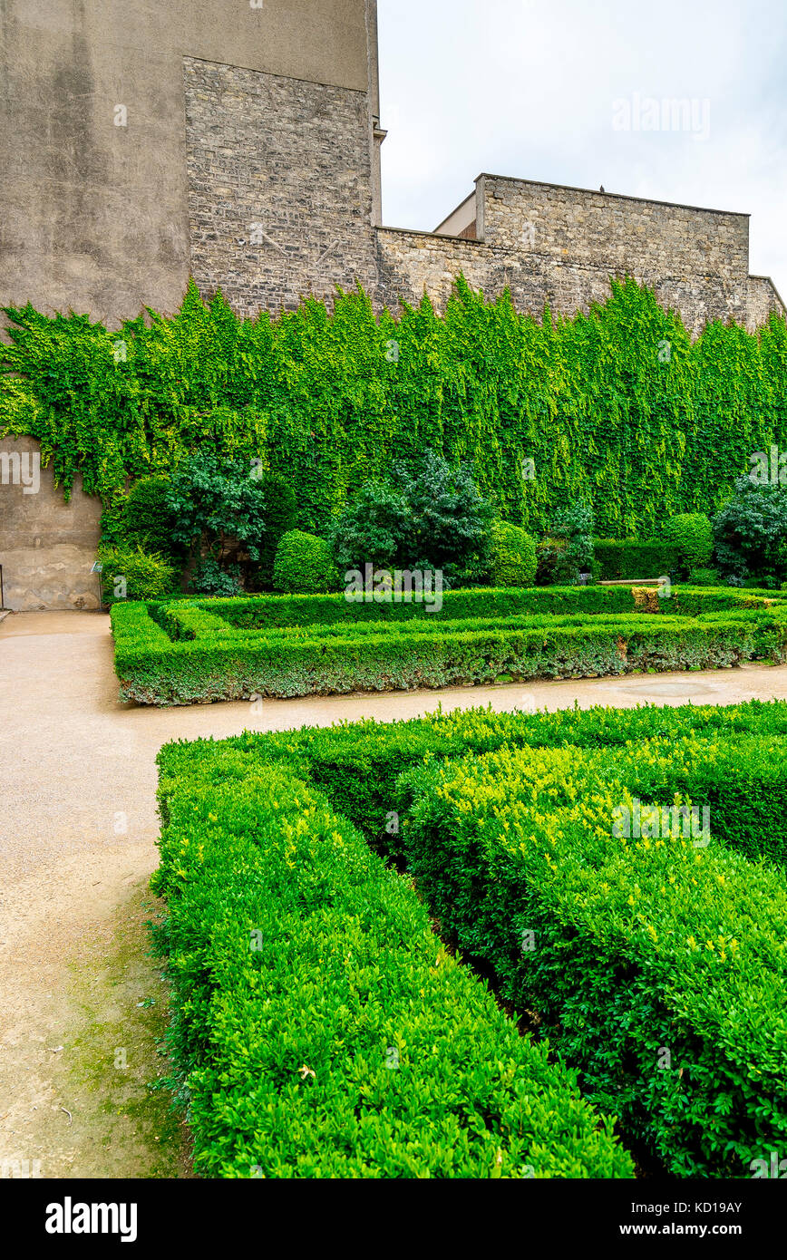 Schöner Garten im Hôtel de Sully. Das Hôtel de Sully ist ein privates Anwesen im Stil von Louis XIII innerhalb des Pariser Viertels Marais. Stockfoto