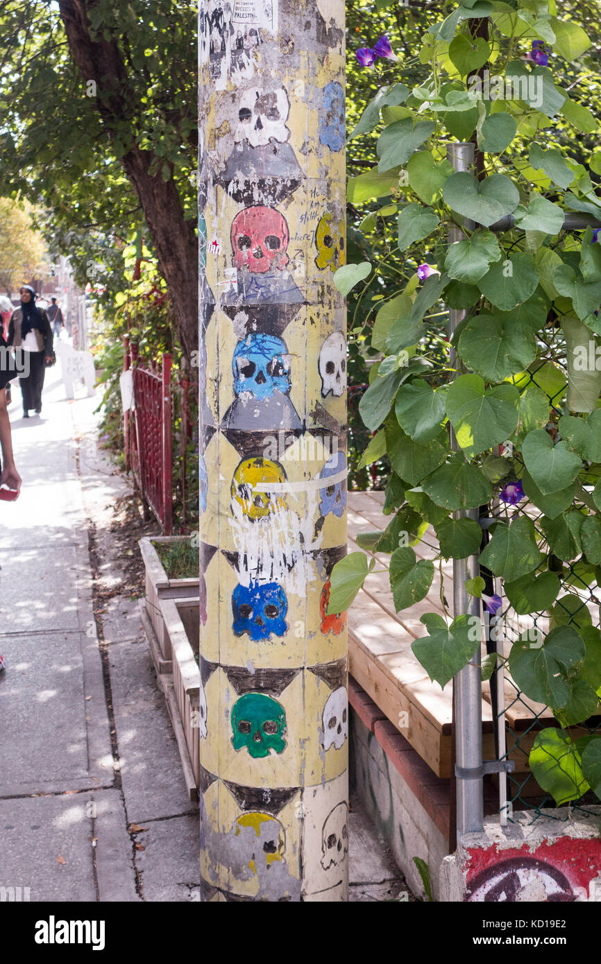 Eingerichtete Telefon Pol entlang Baldwin St. in Kensington Market in der Innenstadt von Toronto, Ontario, Kanada Stockfoto