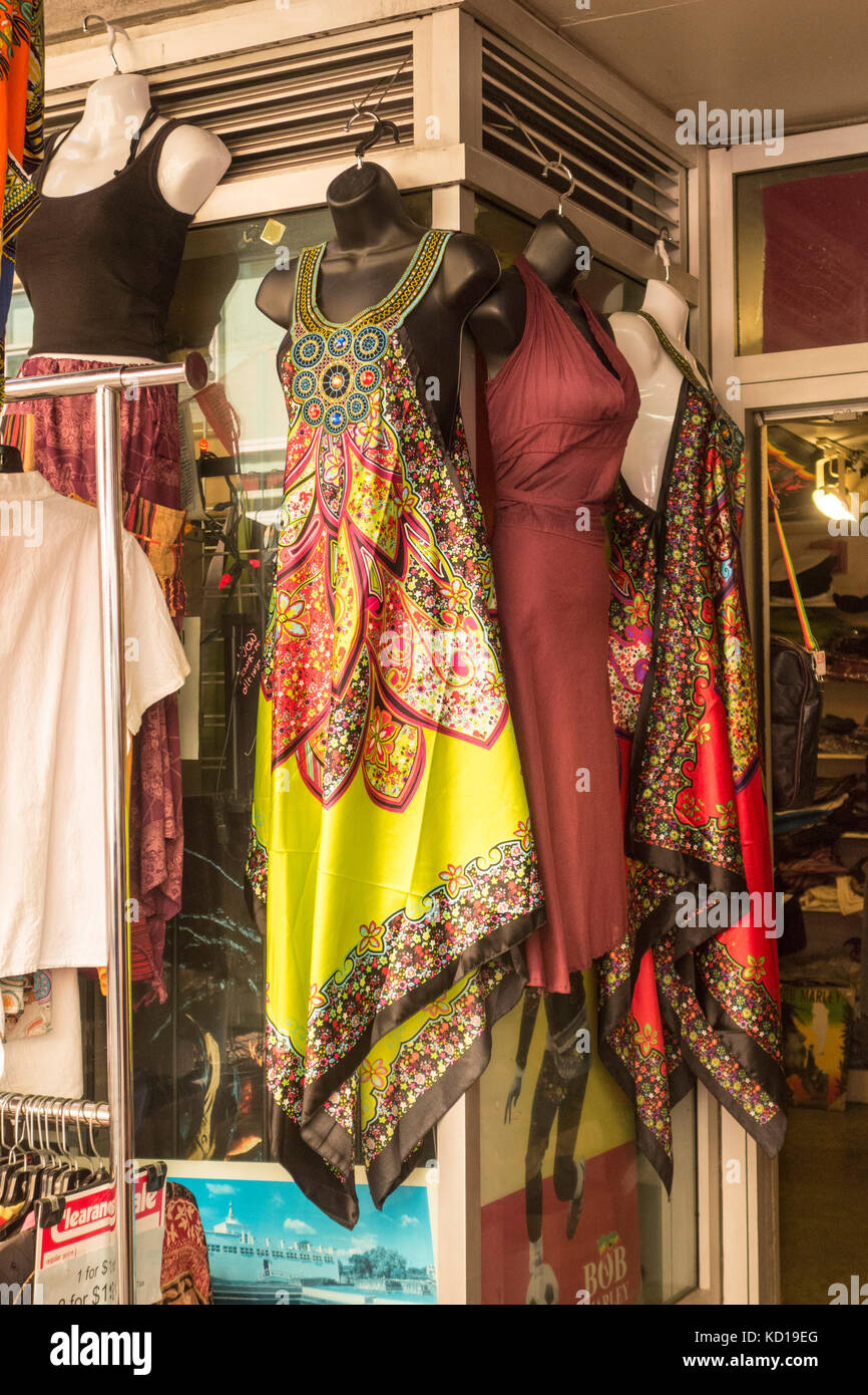 Bunte Kleider hängen außerhalb Indische Mode Store auf Baldwin St. in Kensington Market in der Innenstadt von Toronto, Ontario, Kanada. Stockfoto