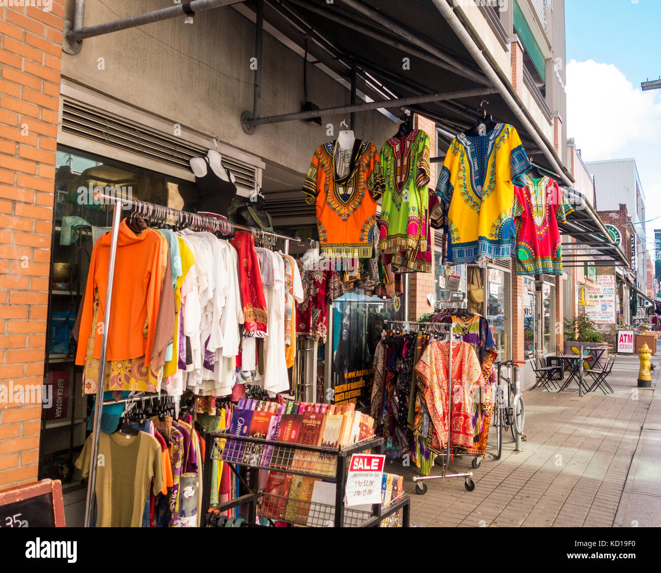 Bunte Kleidung hängen draußen auf dem Bürgersteig entlang Baldwin st. in Kensington Market in der Innenstadt von Toronto, Ontario, Canada. Stockfoto