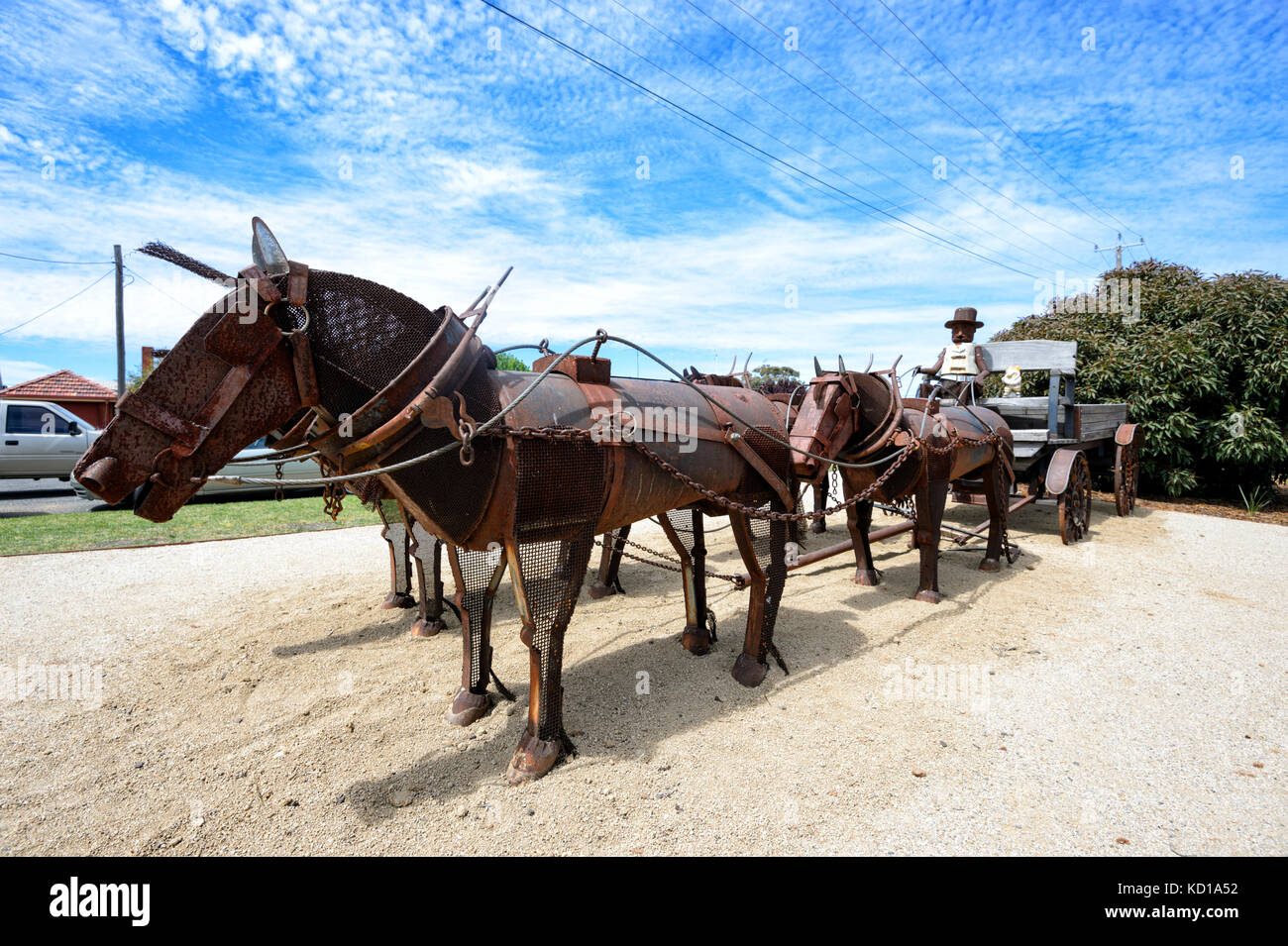 Pferde ziehen einer Warenkorb ist eine Skulptur für den Geist des Landes Festival, Lockhart, New South Wales, NSW, Australien Stockfoto