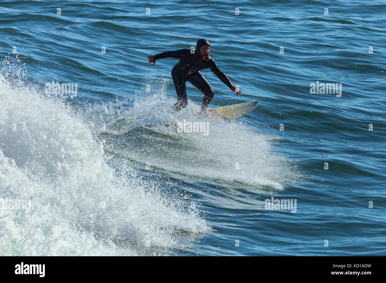 Ein Surfer ist das Surfen auf einer Welle an der San Francisco Bay, Kalifornien. Stockfoto