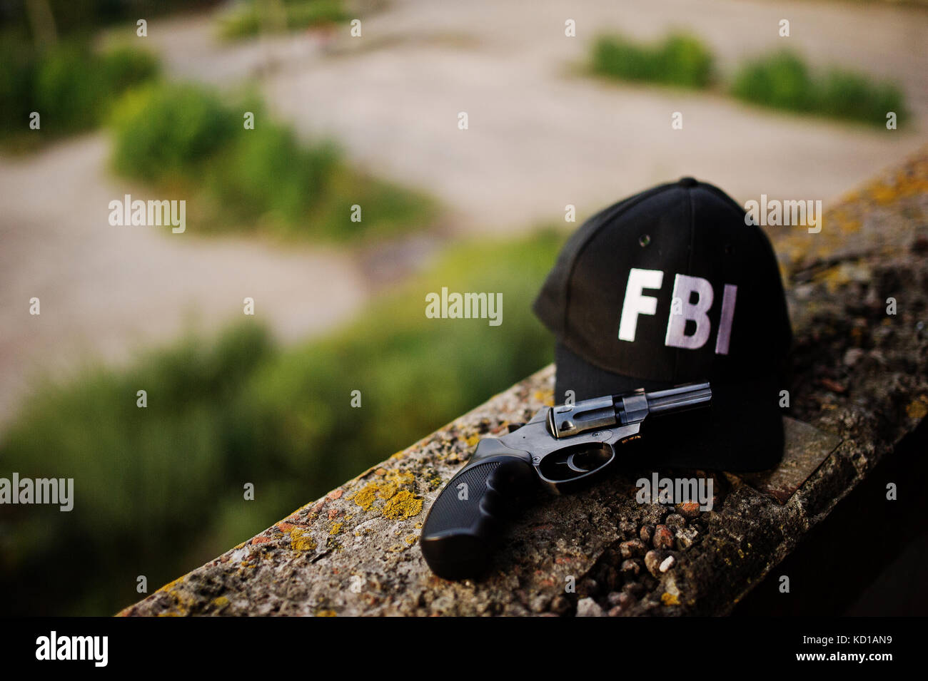 FBI-Kappe mit Revolver und Handschellen. Stockfoto