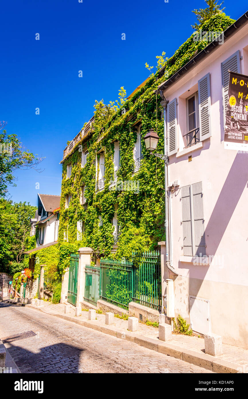 Montmartre ist voller Charme! Auf dem Gipfel eines kleinen Hügels im 18. Bezirk liegen einige steile Treppen und Straßen. Stockfoto