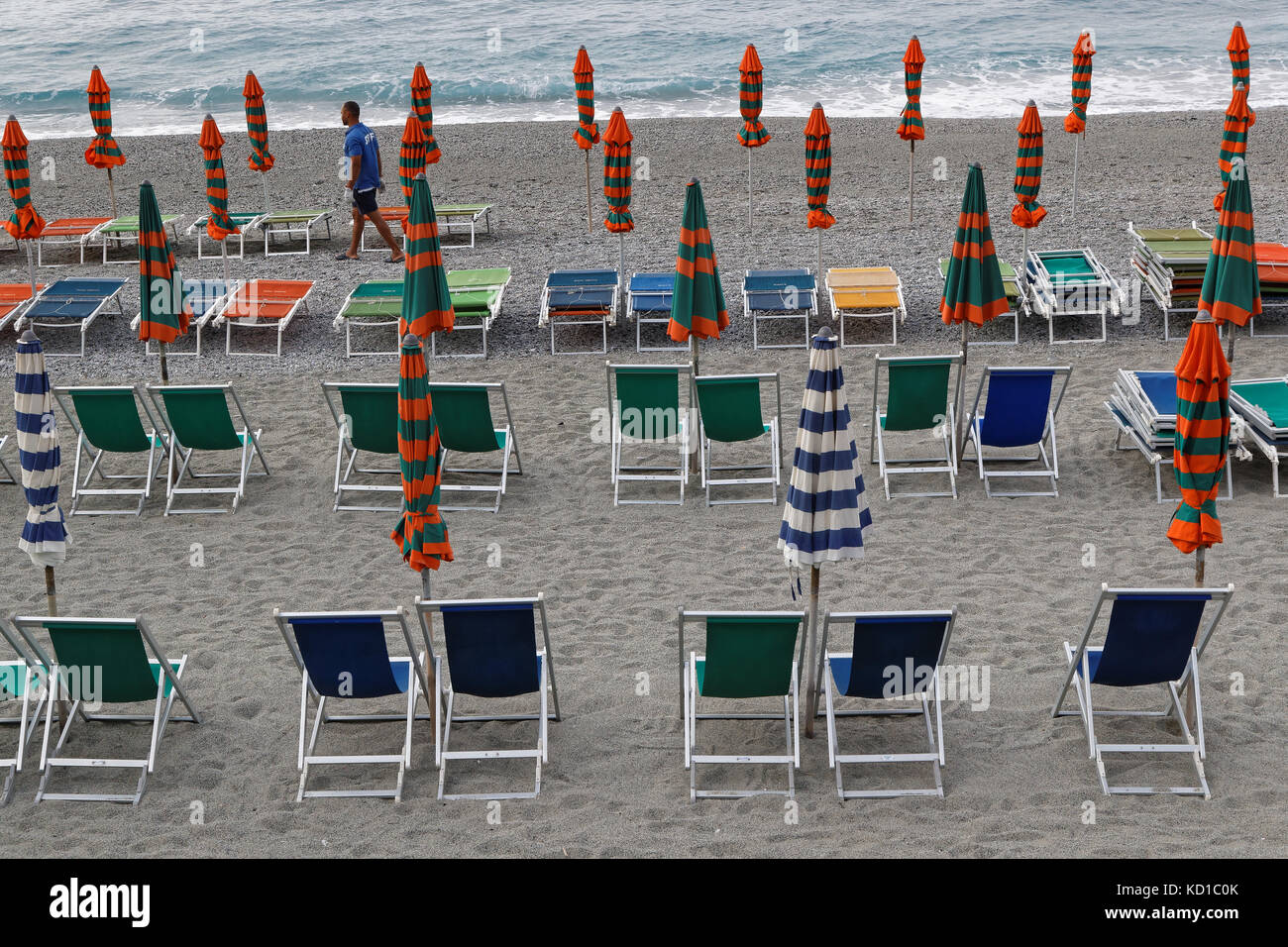MONTEROSSO, Italien, 5. Juni 2017: Ein Strand an der italienischen Riviera. Die Cinque Terre (bedeutet "Fünf Länder"), ist ein sehr beliebtes Touristenziel ein Stockfoto
