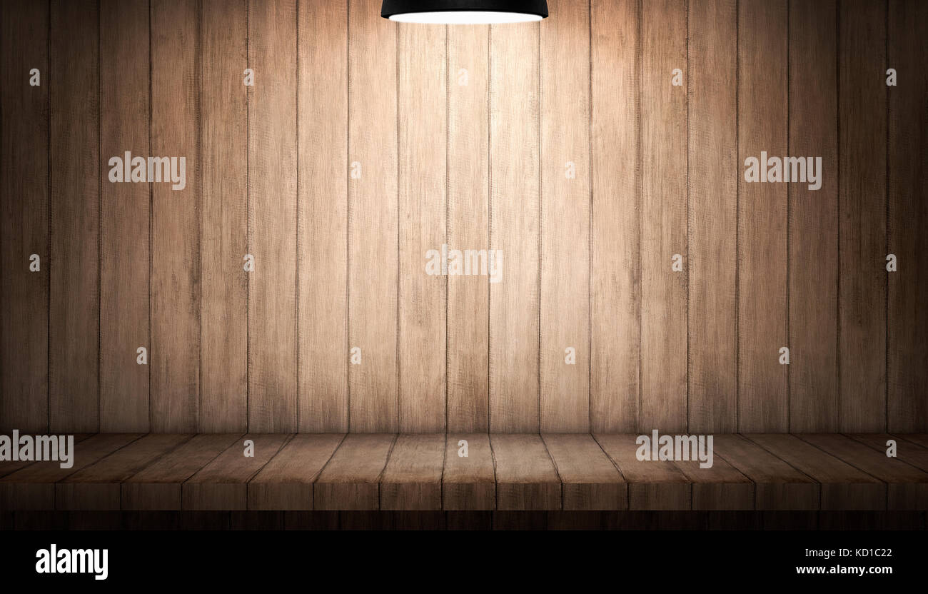 Innen Holz- Zimmer mit Lampen und Tabelle auf Wand für Hintergrund Stockfoto