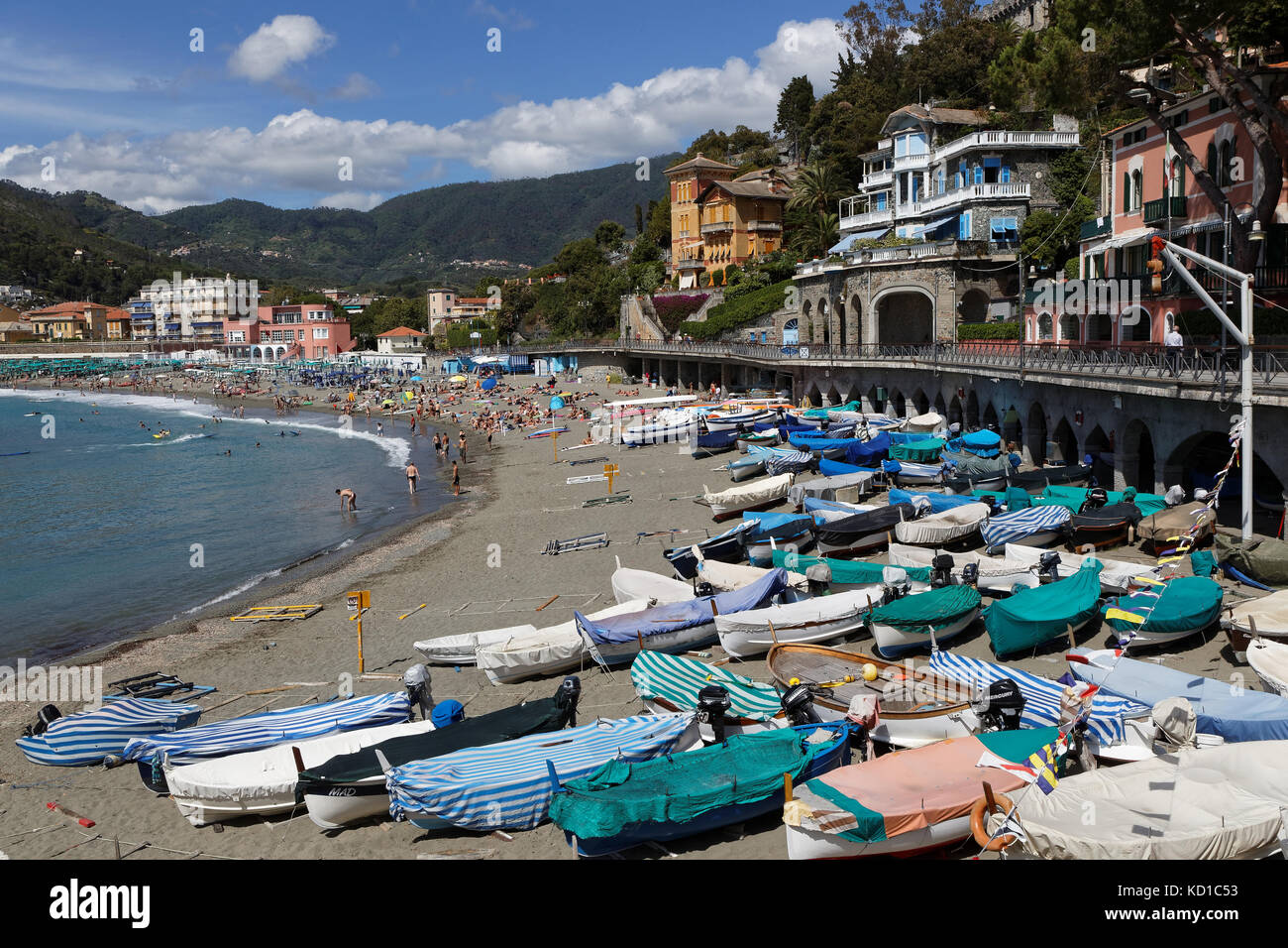 LEVANTO, Italien, 4. Juni 2017: Der Strand von Levanto. Levanto, in der italienischen Region Ligurien, liegt an der Küste am Ende eines Tales, dicht bewaldeten Stockfoto