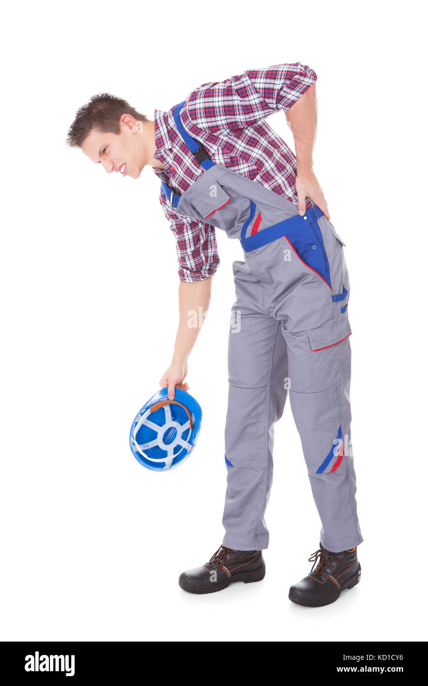 Junge männliche Arbeitnehmer leiden unter Rückenschmerzen auf weißem Hintergrund Stockfoto