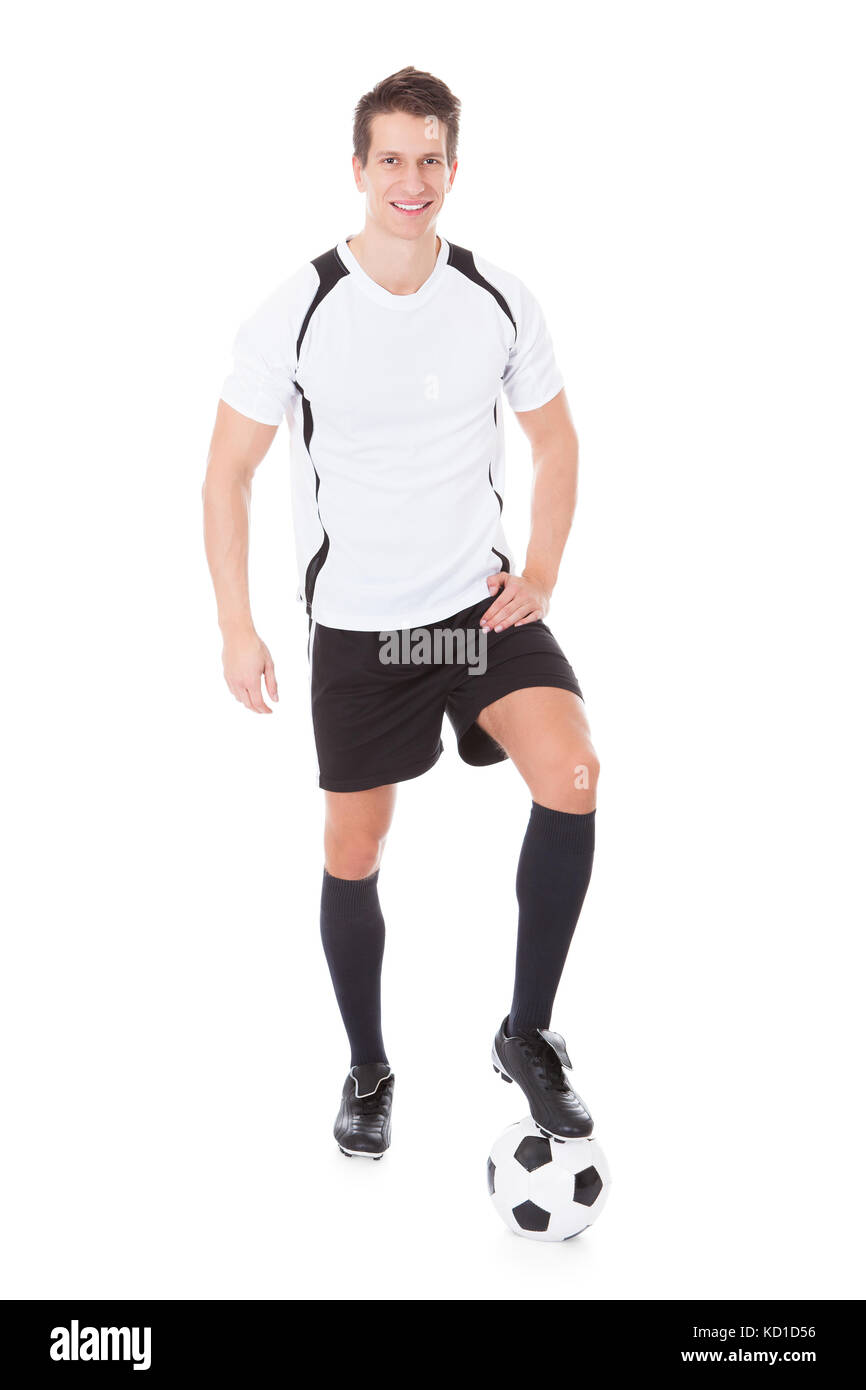 Glückliche junge männliche Fußballspieler, Fußball Over White Background Stockfoto