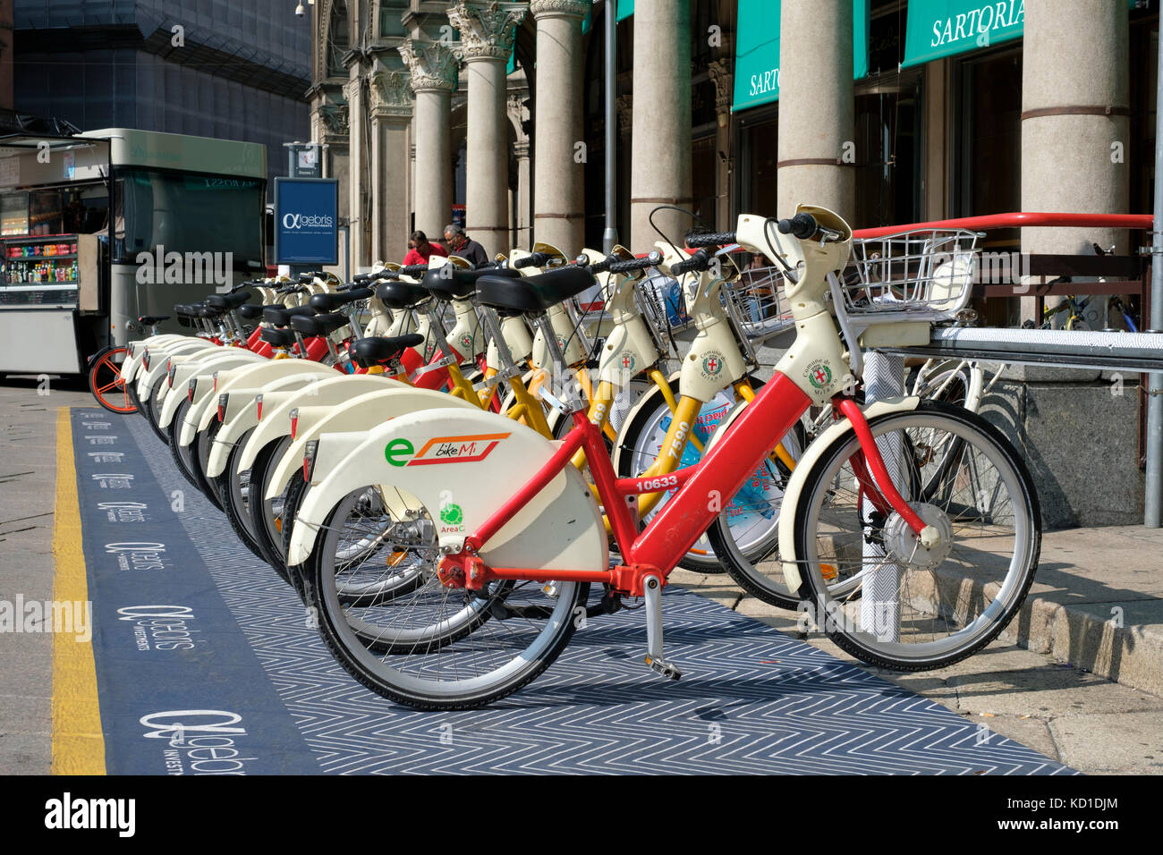 Bike-MI elektrische und nicht-elektrische Fahrräder am Dom Station angedockt (Station 1), Mailand, Italien Stockfoto