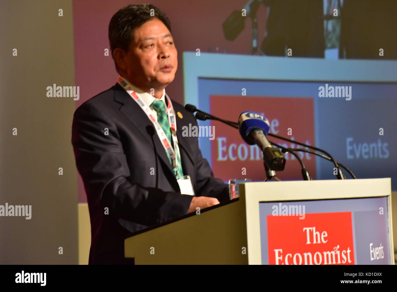 Athen, Griechenland. 09 Okt, 2017. jianzhong Lu (rechts), Gründer und Vorsitzender von srcic und Präsident von Tang West Market Group während seiner Rede in der EU - Eurasien - China business summit Credit: Dimitrios karvountzis/Pacific Press/alamy leben Nachrichten Stockfoto