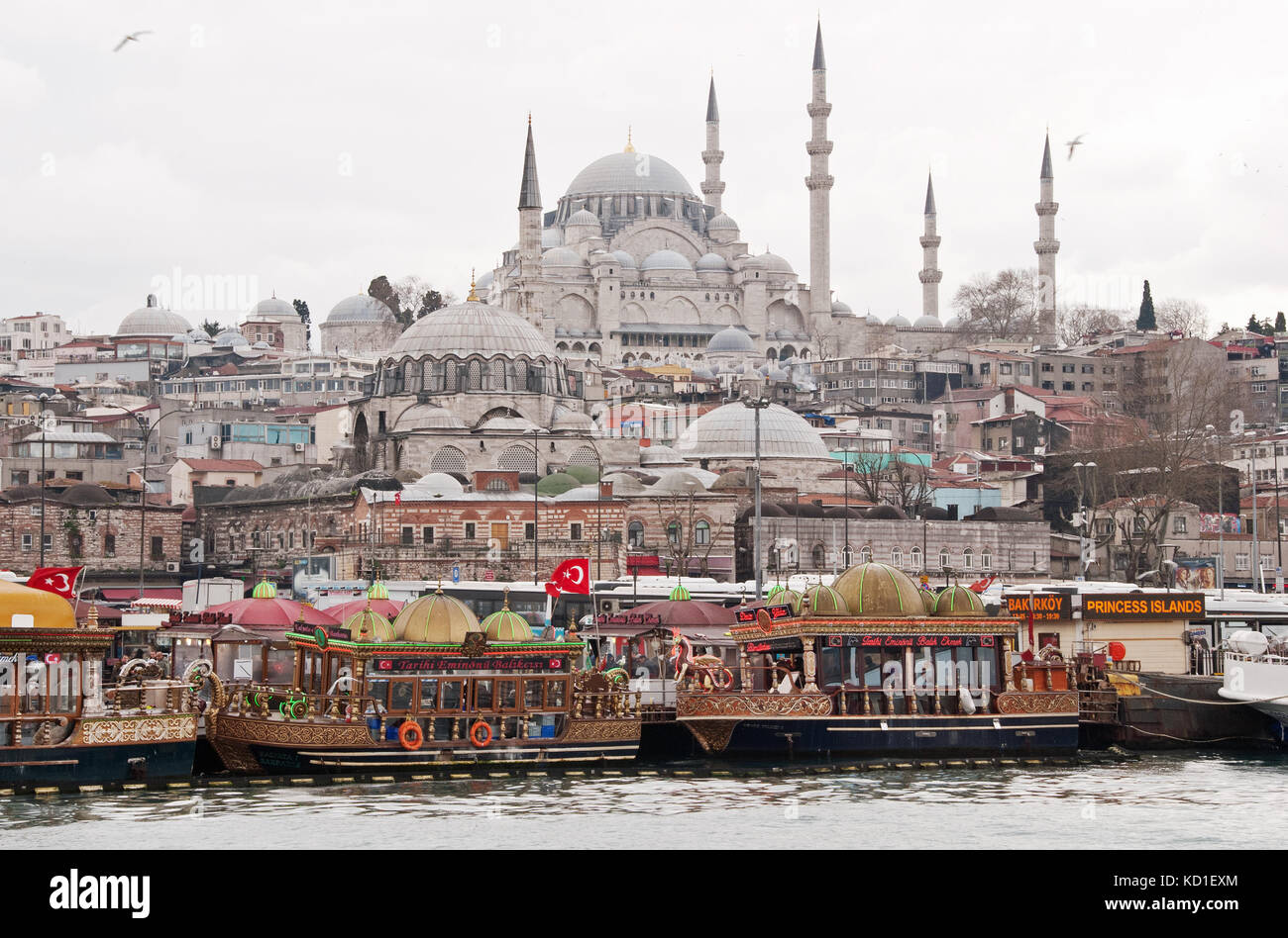 Ferry Terminal in Istanbul, Türkei mit der Sultan Ahmet Moschee im Hintergrund Stockfoto