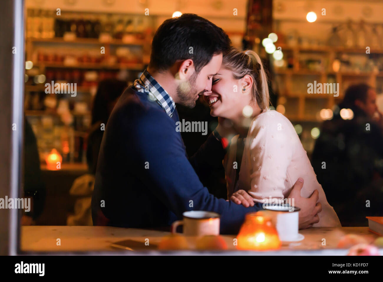 Glückliches Paar Küssen an der Bar und in Datum Stockfoto
