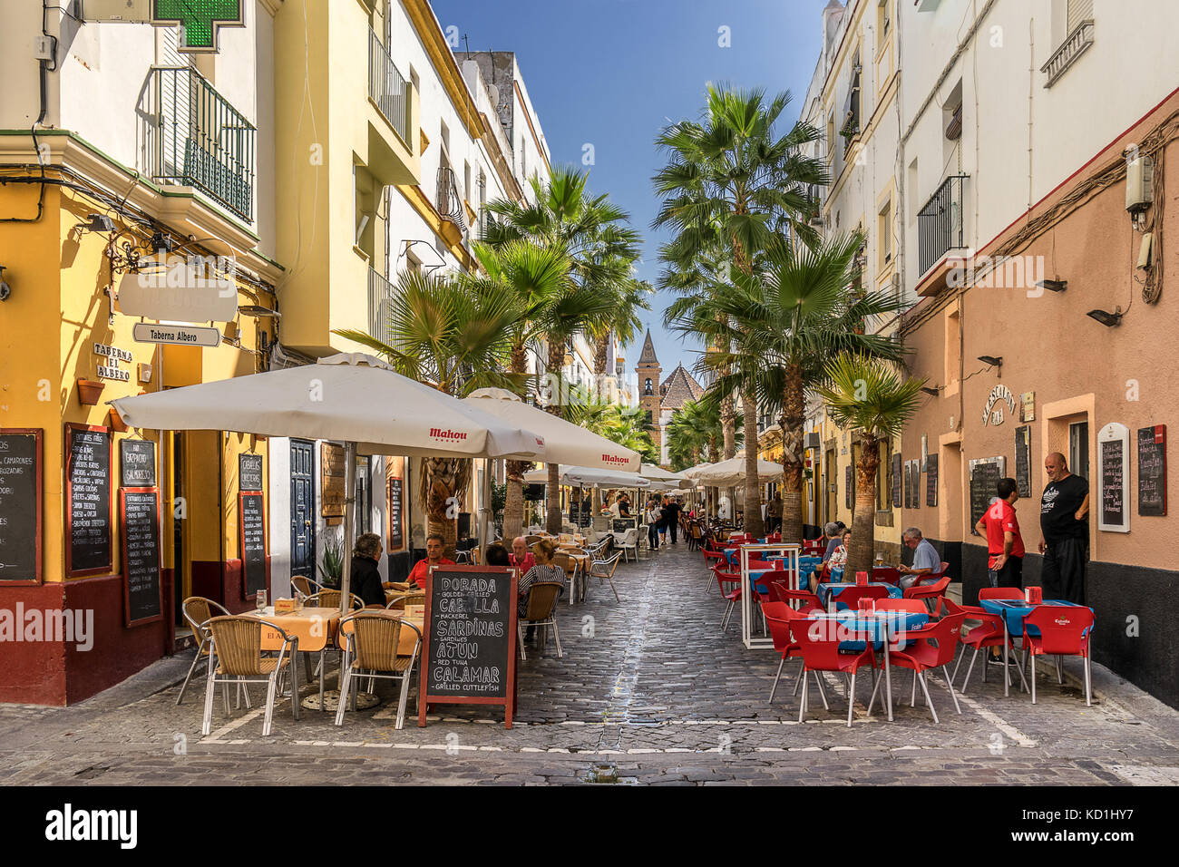 Bunte Straßenszene in Cadiz Spanien Stockfoto