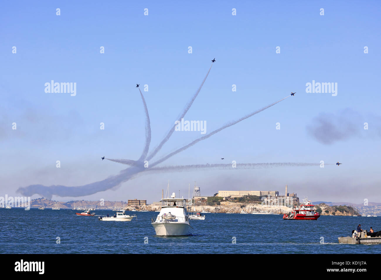 Navy Blue Angels in Delta brechen aus Bildung über Alcatraz, San Francisco Bay Area während der Flotte Woche Airshow 2017 Fliegen Stockfoto