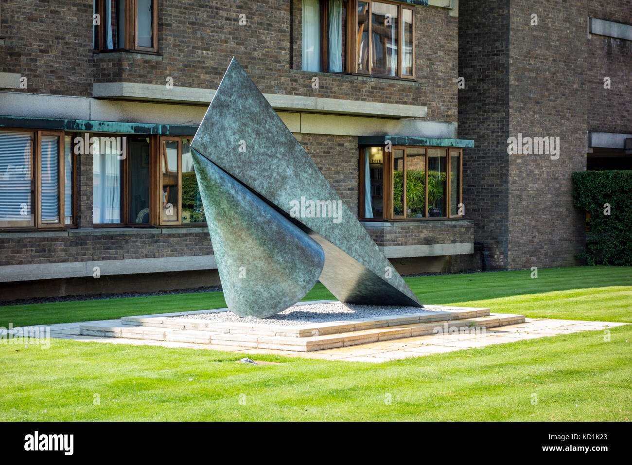 Jetzt, 1999, Skulptur von Nigel Hall. Churchill College, Universität Cambridge, UK Stockfoto
