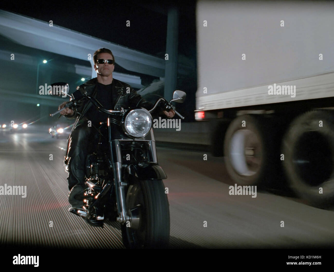 Terminator 2: JUDMENT Day (auch Terminator 2 oder T2 genannt) ist ein US-amerikanischer Science-Fiction-Actionfilm aus dem Jahr 1991, der von James Cameron mitgeschrieben, produziert und geleitet wird. Die Filmstars Arnold Schwarzenegger, Linda Hamilton und Robert Patrick, mit Edward Furlong auch in der Hauptbesetzung als John Connor. Dieses Foto dient nur der redaktionellen Verwendung und ist das Copyright der Filmgesellschaft bzw. des Fotografen, die von der Film- oder Produktionsfirma zugewiesen wurden und nur durch Veröffentlichungen in Verbindung mit der Förderung des oben genannten Films reproduziert werden können. Eine obligatorische Gutschrift für die Filmgesellschaft ist erforderlich Stockfoto